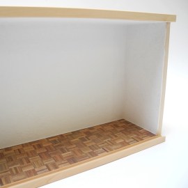 Schaukasten, innen geweißt, Parkettboden - Detailbild