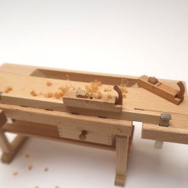 Handhobel und Hobelbank, Miniatur im Maßstab 1zu12, Dekorationsbeispiel