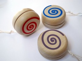Jo-Jo mit Aufduck, aus Holz, 58 mm Durchmesser