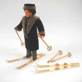 Ski mit Aufdruck, 1 Paar mit Stöcken, Puppenstubenminiatur in 1zu12