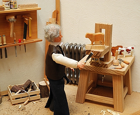 Schnitztisch, verstellbar - Einrichtungsbeispiel, Miniatur in 1zu12