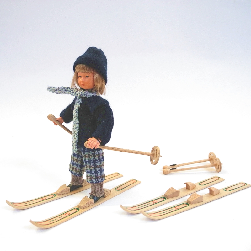 Ski mit Aufdruck, 1 Paar mit Stöcken, Puppenstubenminiatur in 1zu12