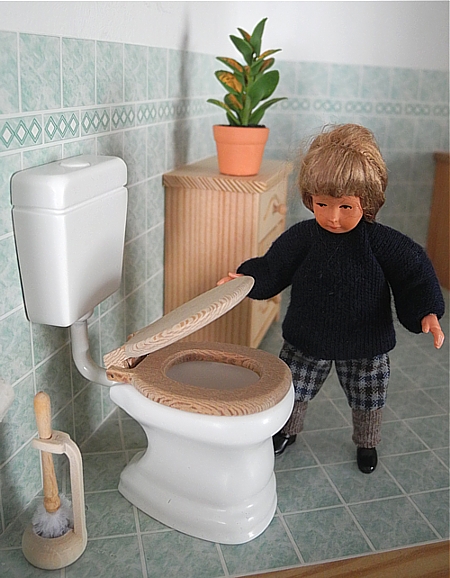 Toilette mit Spülkasten, Puppenstubenmöbel, Maßstab 1zu12